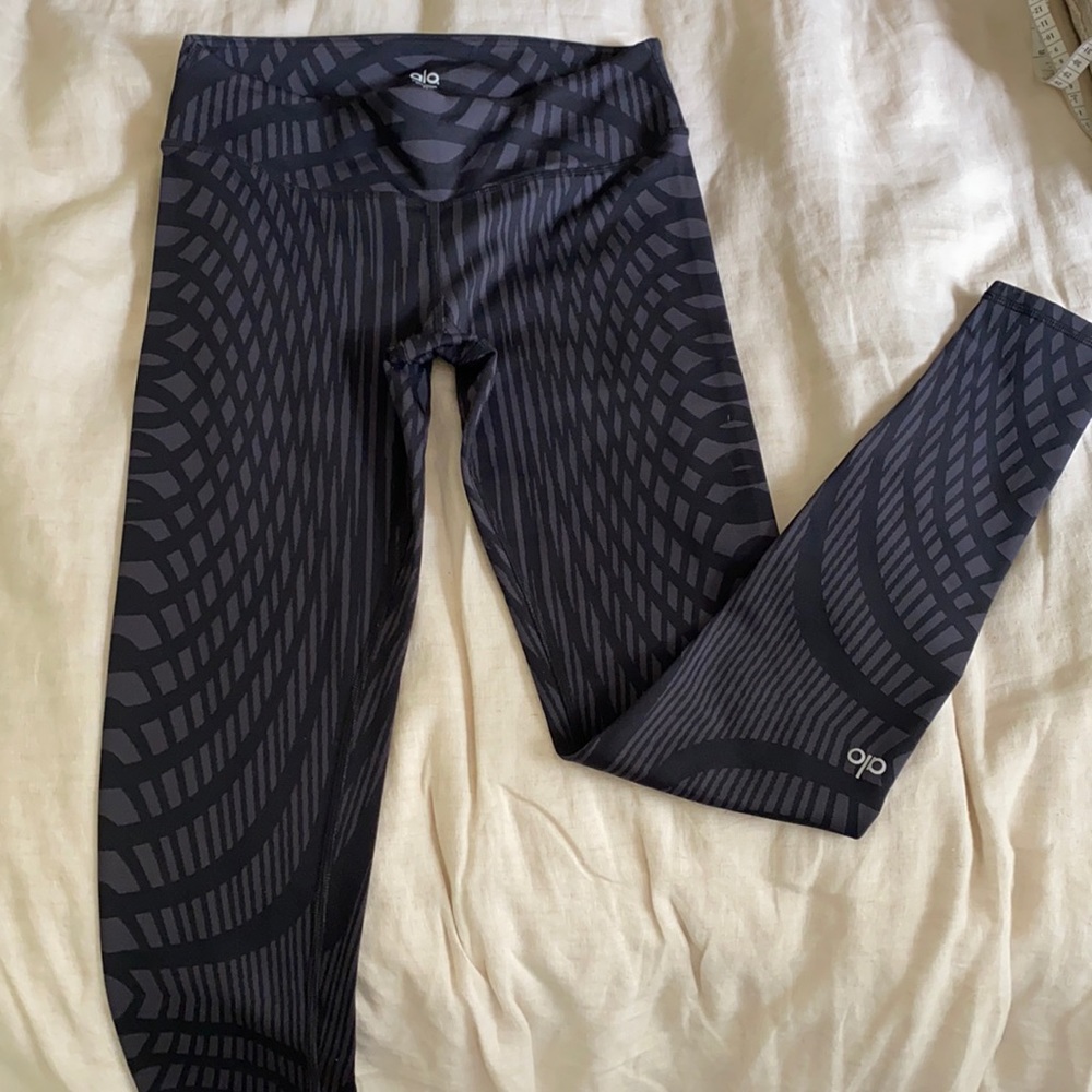 Alo High Waisted Airbrush Black Arches Yoga Leggings.